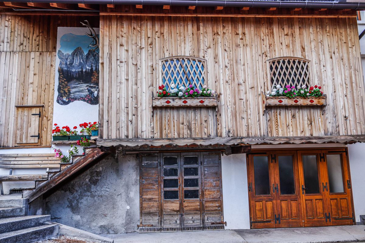 Holzfassade mit Blumenschmuck, typisch für ein Landhaus im Salzburger Land